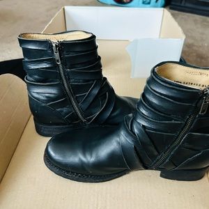 Excellent Frye Veronica boots very comfortable beautiful soft leather.